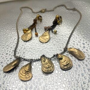 Abalone/Muscle Shaped Metallic Gold Toned Charm Necklace Matching Clip Earrings